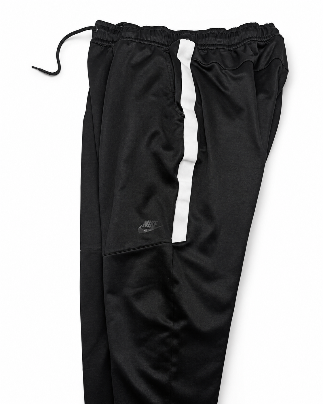 Conjunto de chaqueta y pantalón deportivos Nike en blanco y negro – Usado