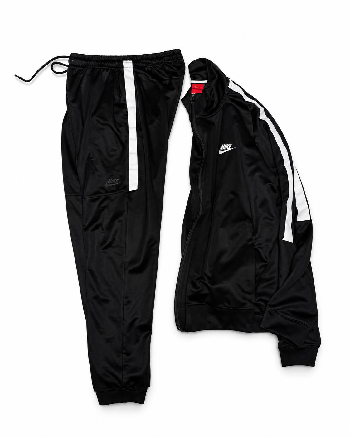 Conjunto de chaqueta y pantalón deportivos Nike en blanco y negro – Usado