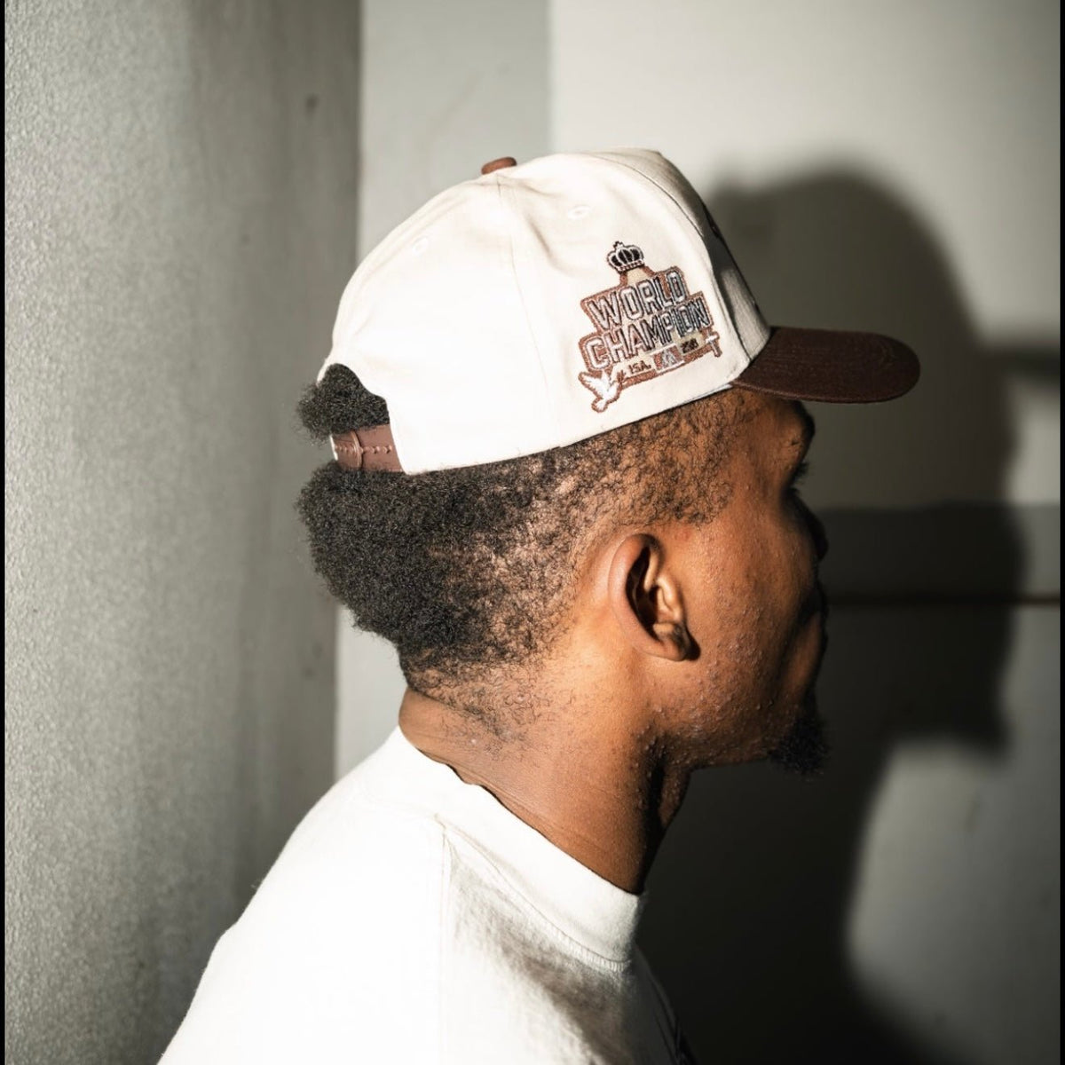 [PRE-ORDER - SE ENVÍA A MEDIADOS DE OCTUBRE] Gorra 'YHWH' Structured SnapBack - Crema/Marrón