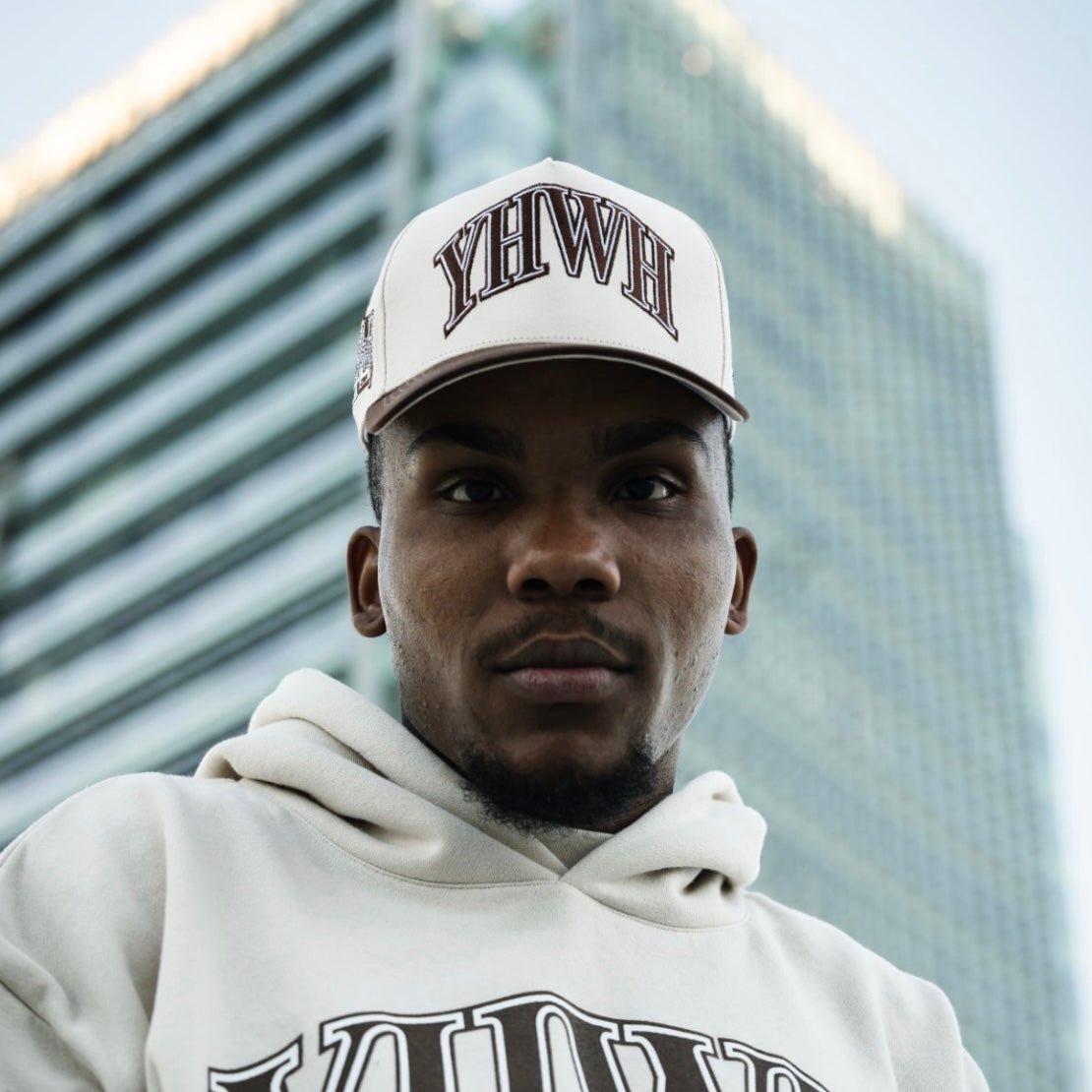[PRE-ORDER - SE ENVÍA A MEDIADOS DE OCTUBRE] Gorra 'YHWH' Structured SnapBack - Crema/Marrón